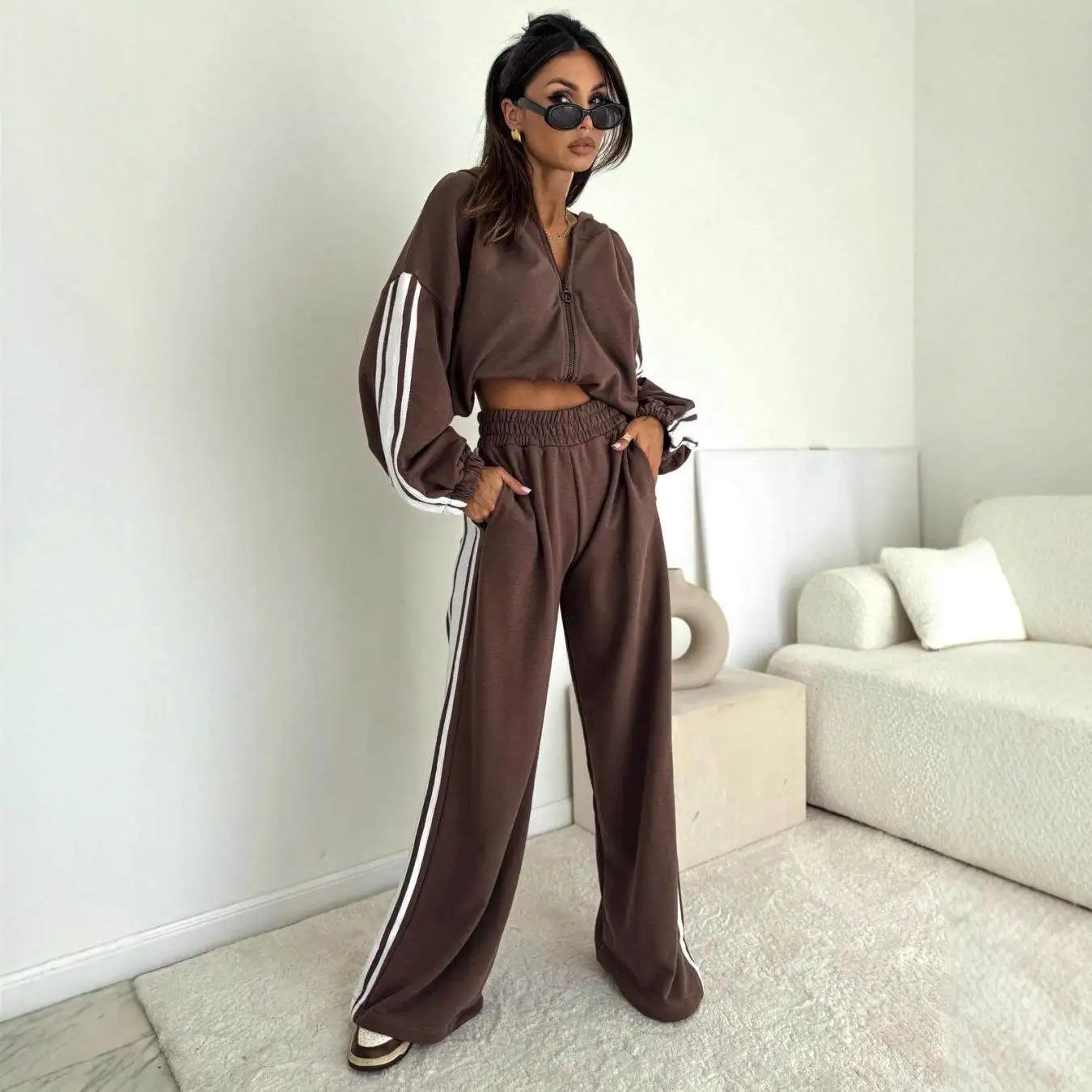 Женский модный полосатый кардиган с капюшоном и длинными рукавами, комплект из двух предметов: толстовка и повседневные брюки. Новинка осенне-зимнего сезона.
Женский модный полосатый кардиган с капюшоном и длинными рукавами, комплект из двух предметов: толстовка и повседневные брюки. Новинка осенне-зимнего сезона.