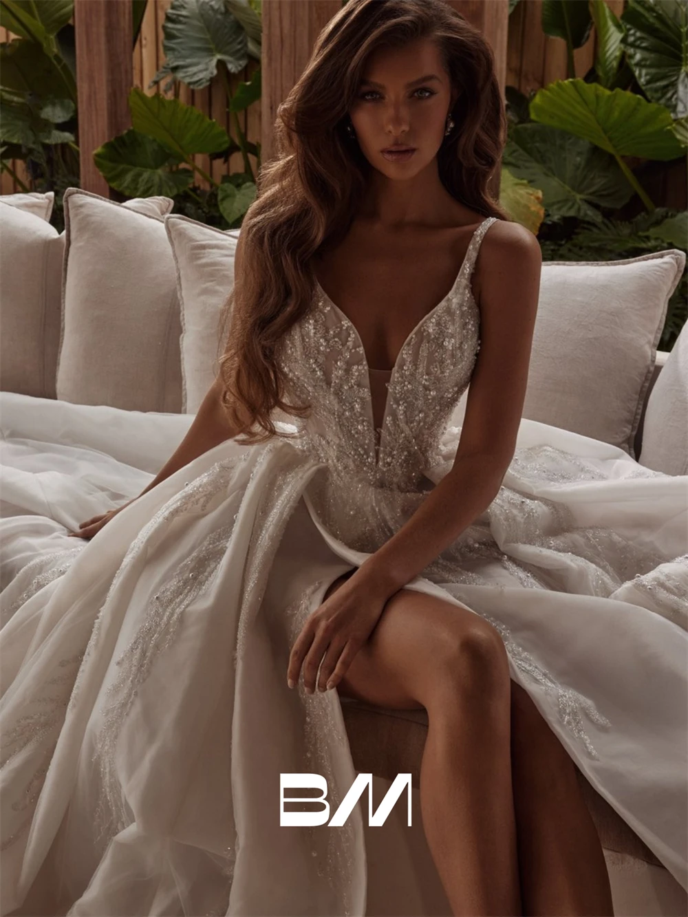 Popular A Line Long Wedding Dress with Beaded Appliques Luxury Women's Bridal Gown Customized Sleeveless Bride Dresses
Popular A Line Long Wedding Dress with Beaded Appliques Luxury Women's Bridal Gown Customized Sleeveless Bride Dresses