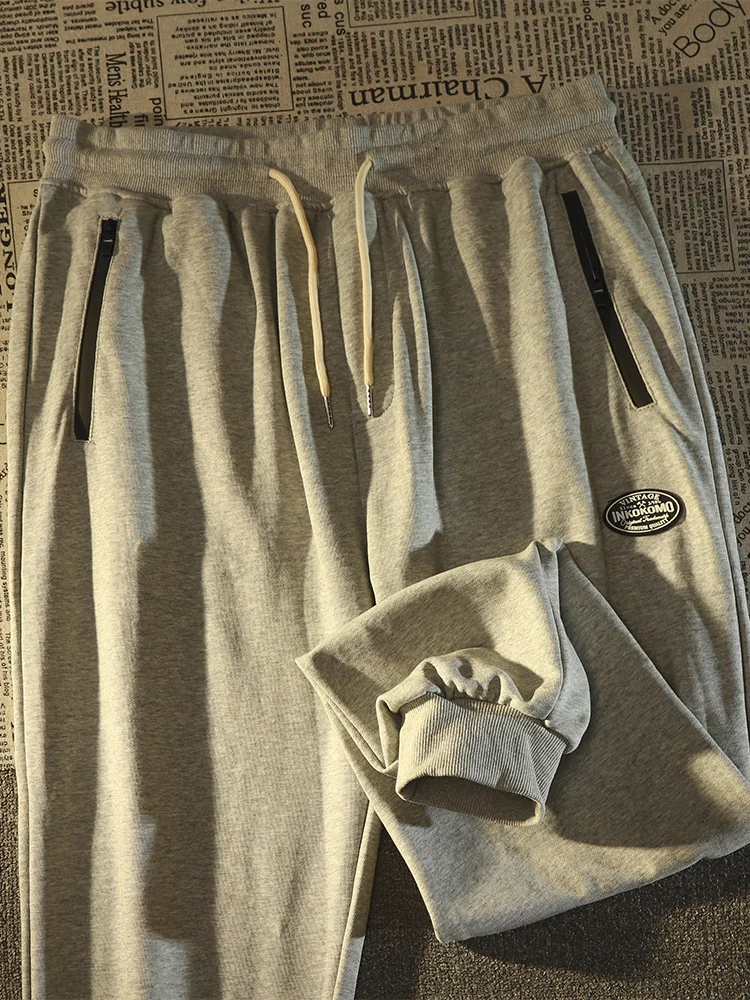 Мужские модные спортивные брюки с вышитым логотипом, свободного кроя, в американском ретро-стиле, длинные, повседневные, для осеннего сезона, молодежный тренд
Мужские модные спортивные брюки с вышитым логотипом, свободного кроя, в американском ретро-стиле, длинные, повседневные, для осеннего сезона, молодежный тренд