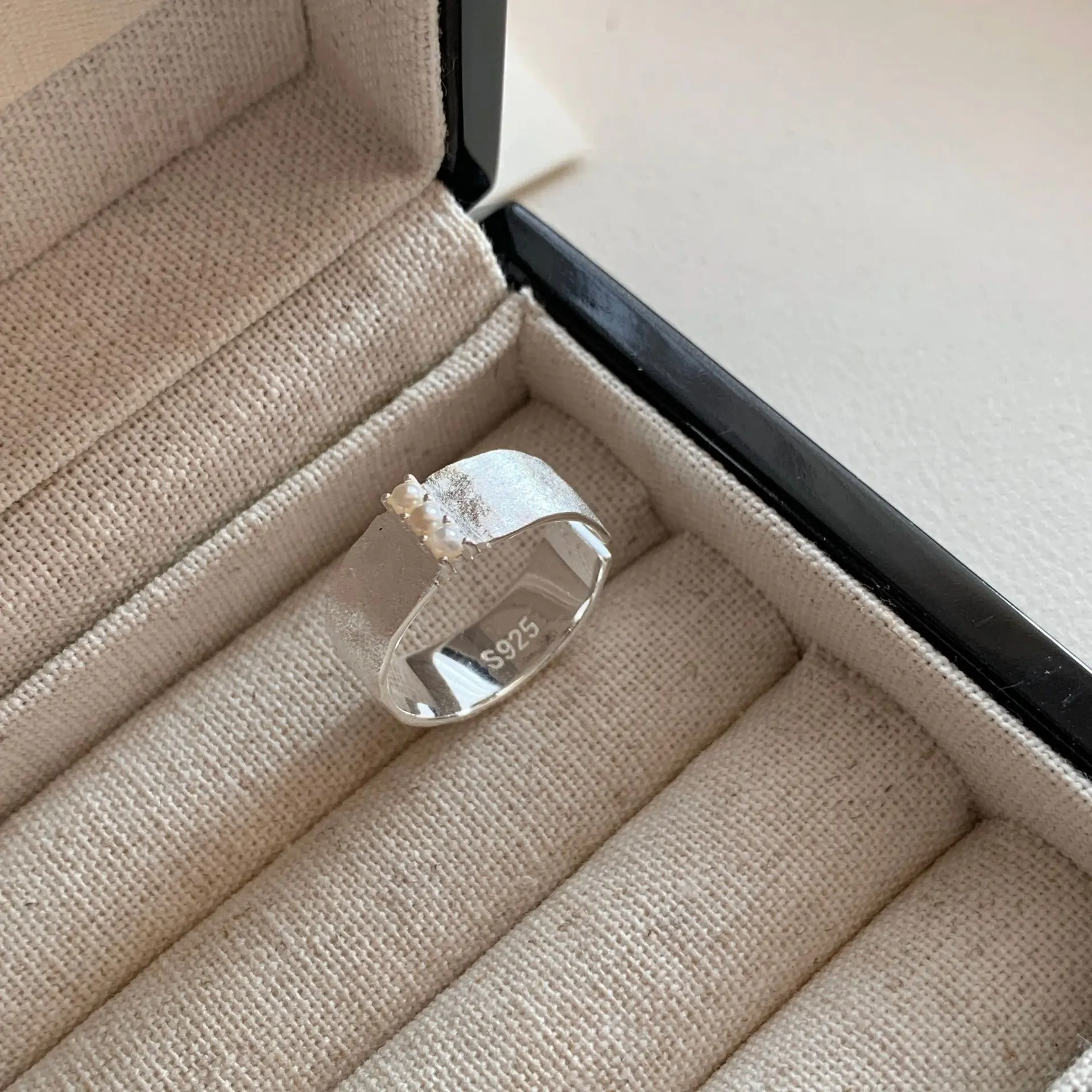 S925 Sterling Silver Brushed Texture Pearl Ring Female Retro Korean Niche Design High-end Simple Light Luxury Ring
S925 Sterling Silver Brushed Texture Pearl Ring Female Retro Korean Niche Design High-end Simple Light Luxury Ring