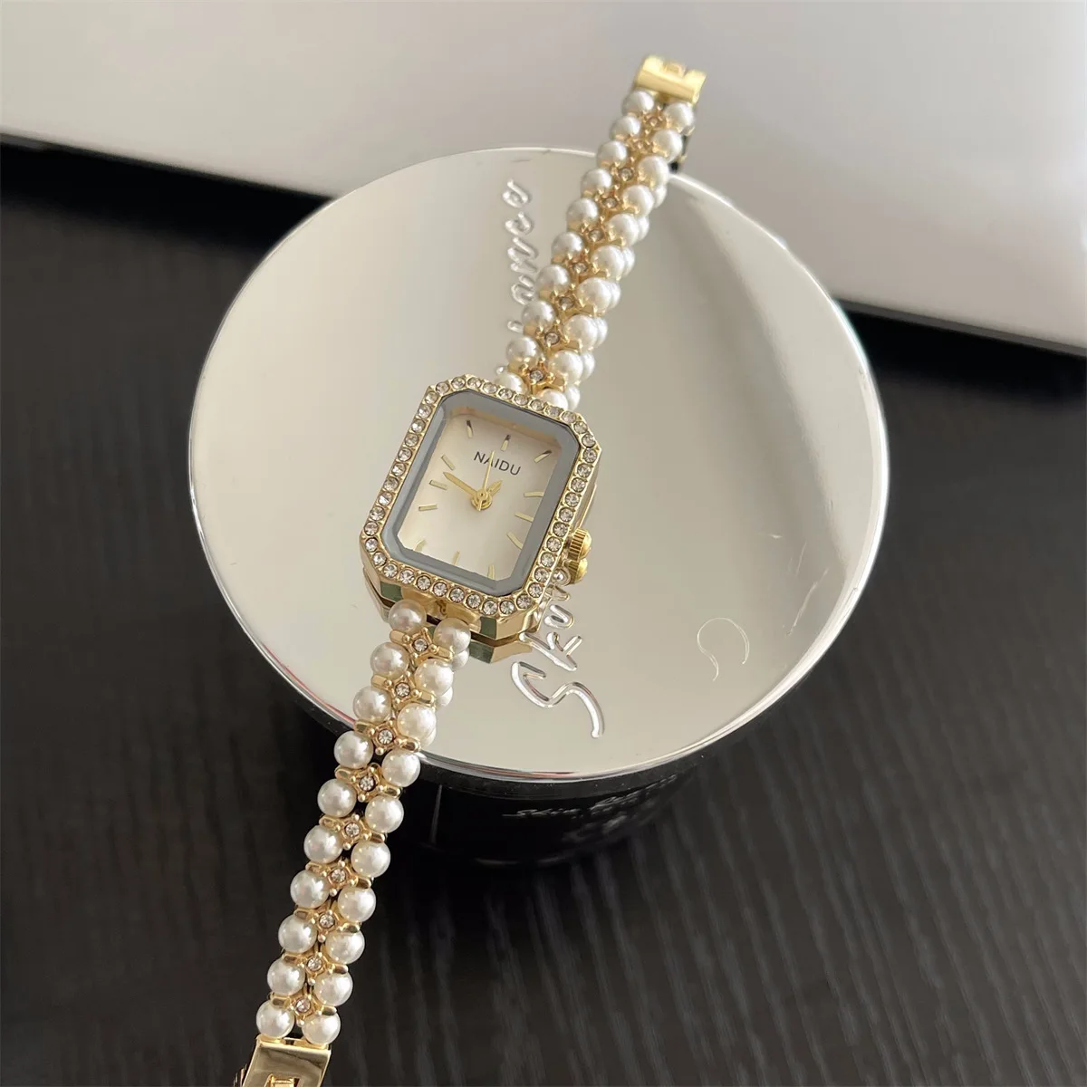 Luxury Women Bracelet Watch Small Square Dial Vintage Shell Pearl Chain Quartz Wristwatch Wholesale for Party Daily Wear Gift
Luxury Women Bracelet Watch Small Square Dial Vintage Shell Pearl Chain Quartz Wristwatch Wholesale for Party Daily Wear Gift