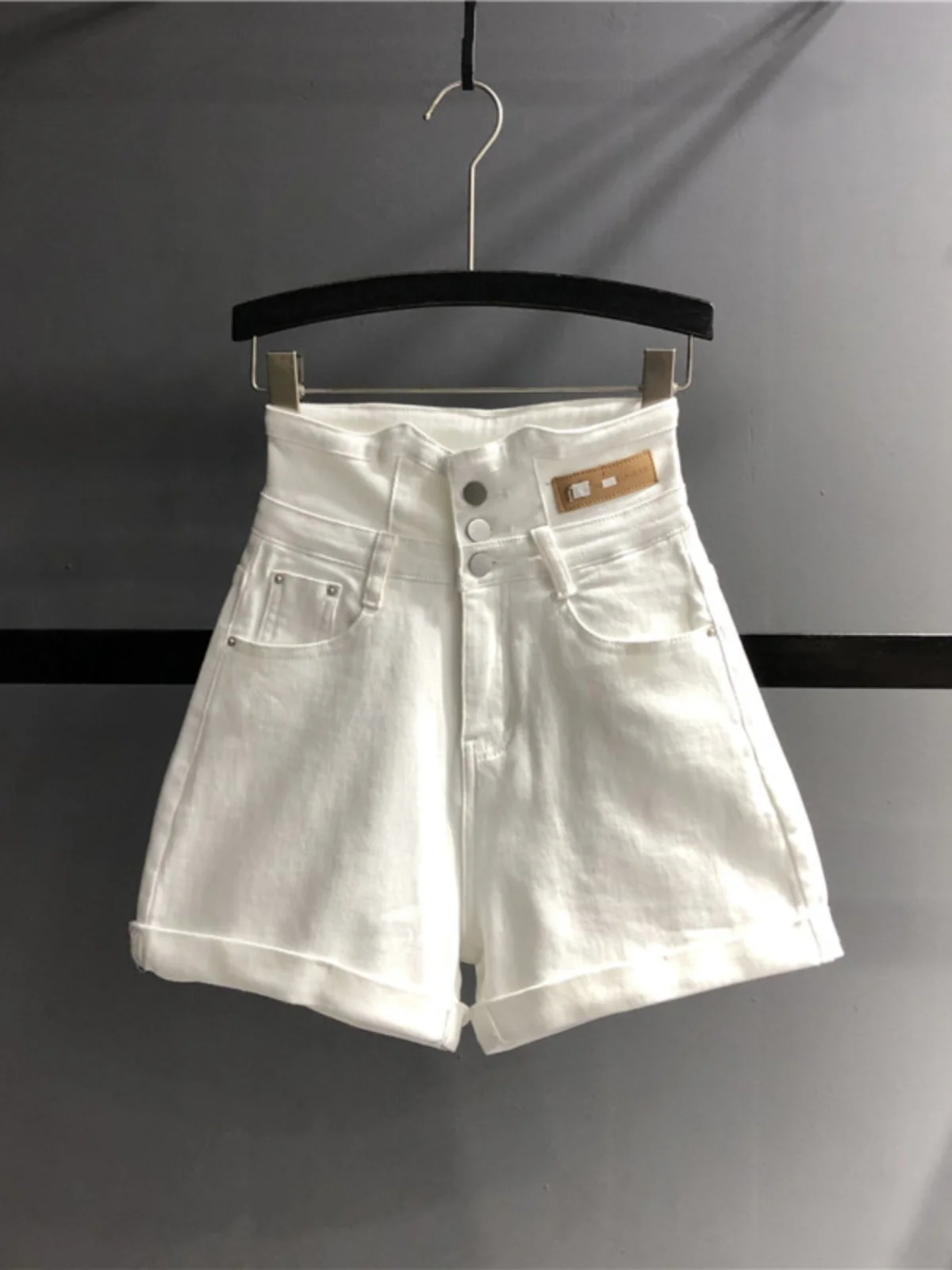 White High Waisted Elastic Rolled Denim Shorts Women Fashionable Versatile Slim Fit A-line Wide Leg Pants 2025 Summer New Shorts
White High Waisted Elastic Rolled Denim Shorts Women Fashionable Versatile Slim Fit A-line Wide Leg Pants 2025 Summer New Shorts