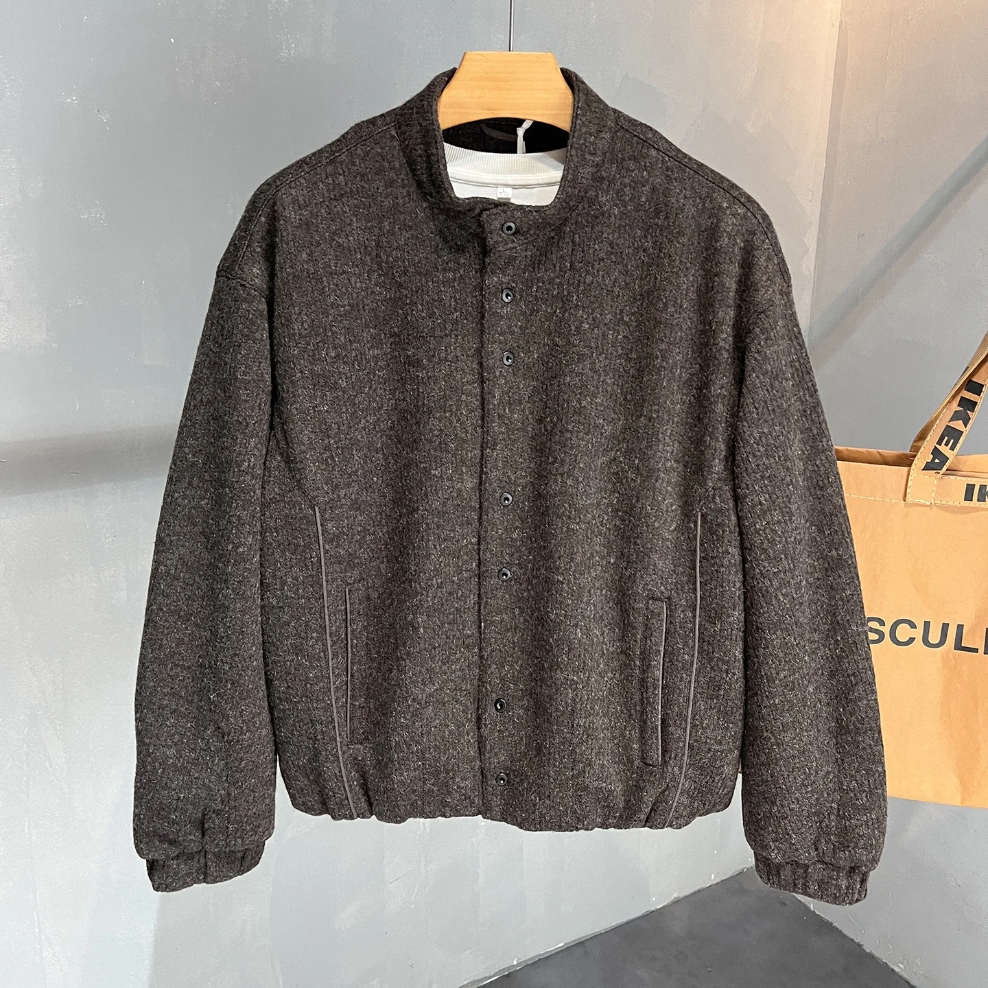 Men's Lightweight Woolen down Jaet Stand Collar Loose Fit Autumn Winter Faion Briti Sle Workwear Warm Long Sve
Men's Lightweight Woolen down Jaet Stand Collar Loose Fit Autumn Winter Faion Briti Sle Workwear Warm Long Sve