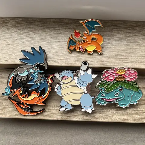 4-teiliges Cartoon-Pokemon-Anstecknadel-Set, Anime Venusaur Mega Charizard Squirtle Abzeichen, Broschen für Rucksäcke, Unisex, Emaille-Anstecknadel