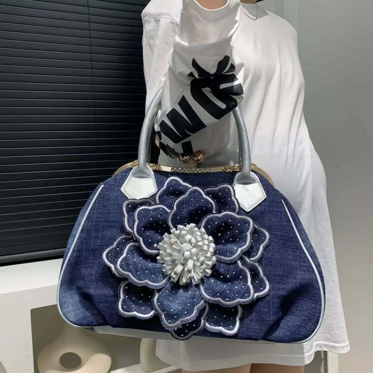 Women's Fashion Denim Three-Dimensional Floral Handbag Diamond Elegant Banquet Shoulder Bag
Women's Fashion Denim Three-Dimensional Floral Handbag Diamond Elegant Banquet Shoulder Bag