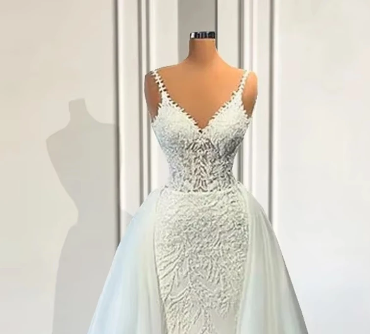Customized V Neck Mermaid Lace Wedding Dresses Sleeveless Illusion Beaded Satin Bridal Gowns with Detachable Train 2025
Customized V Neck Mermaid Lace Wedding Dresses Sleeveless Illusion Beaded Satin Bridal Gowns with Detachable Train 2025