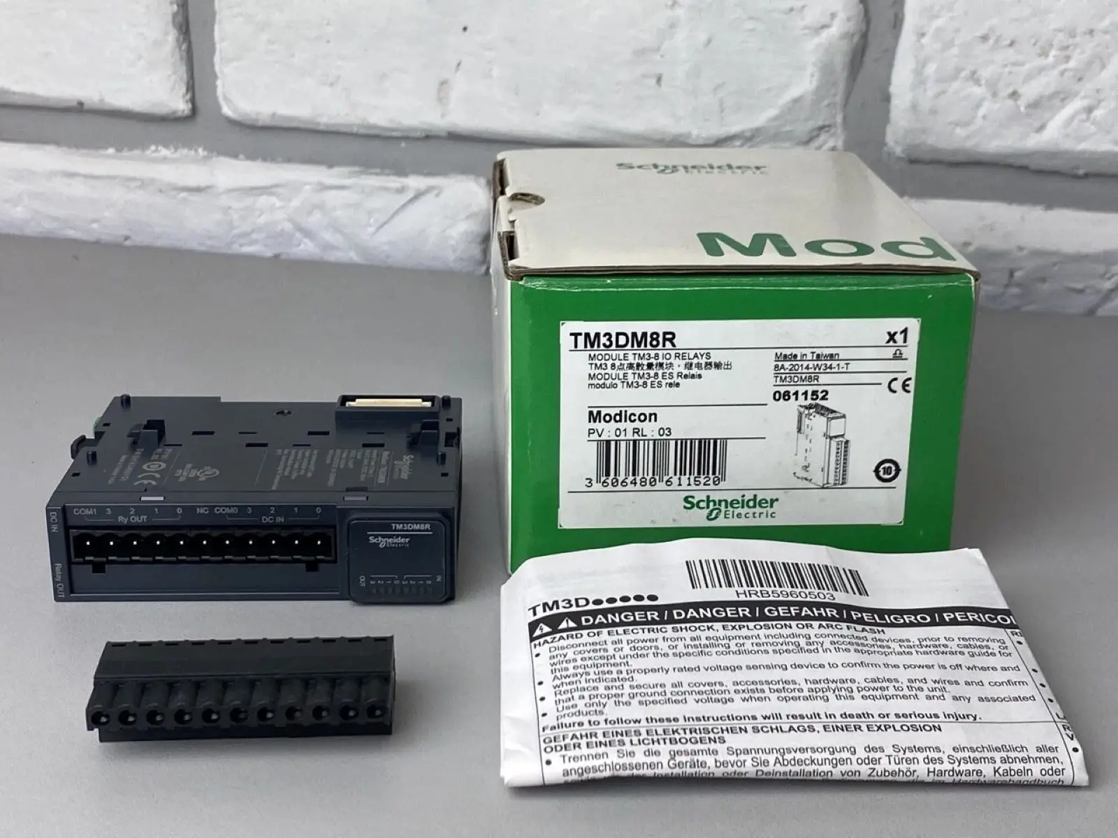 TM3DM8R discrete I/O module, Modicon TM3, 8 IO, 4 inputs, 4 relay outputs, screw, 24V DC
TM3DM8R discrete I/O module, Modicon TM3, 8 IO, 4 inputs, 4 relay outputs, screw, 24V DC
