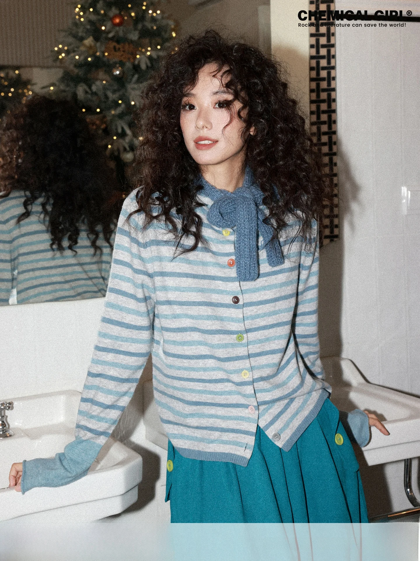Blue Striped Long Sleeve Woolen Sweater Cardigan for Women Casual Style Slim Fit Spring Fashion Chemical Girl Candy Paper
Blue Striped Long Sleeve Woolen Sweater Cardigan for Women Casual Style Slim Fit Spring Fashion Chemical Girl Candy Paper