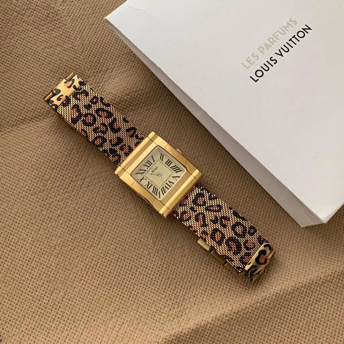 Gouden luipaardontwerp roestvrij staal Sense horloge waterdicht sfeervol trend persoonlijkheid modieus dames quartz horloge
Gouden luipaardontwerp roestvrij staal Sense horloge waterdicht sfeervol trend persoonlijkheid modieus dames quartz horloge