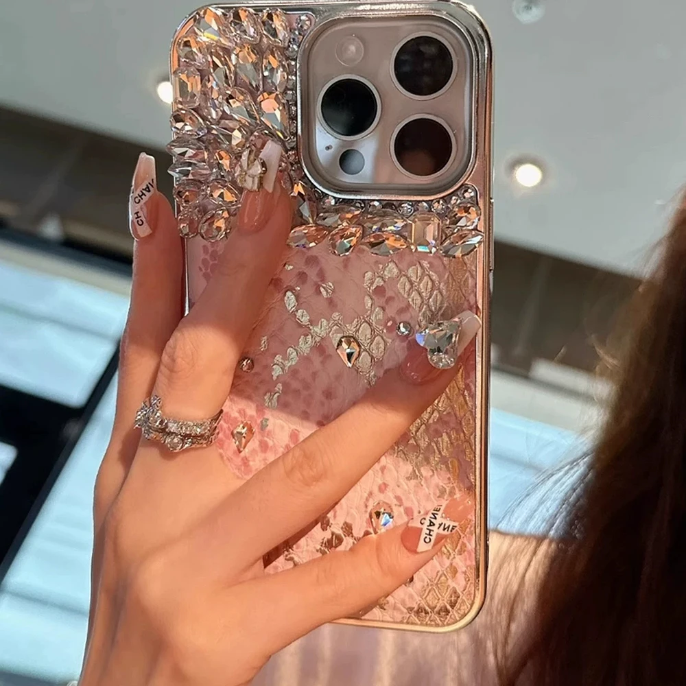Роскошный кожаный чехол для телефона с тисненым узором для iPhone 15 14 13 12 Pro Max Модный популярный однотонный чехол с золотыми буквами 
Роскошный кожаный чехол для телефона с тисненым узором для iPhone 15 14 13 12 Pro Max Модный популярный однотонный чехол с золотыми буквами