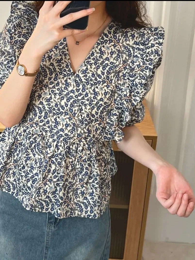 Retro Floral Short Sleeve V-Neck Women's Shirt Summer New Design Gored Hem Top Elegant Casual Fashion Female Blouse
Retro Floral Short Sleeve V-Neck Women's Shirt Summer New Design Gored Hem Top Elegant Casual Fashion Female Blouse