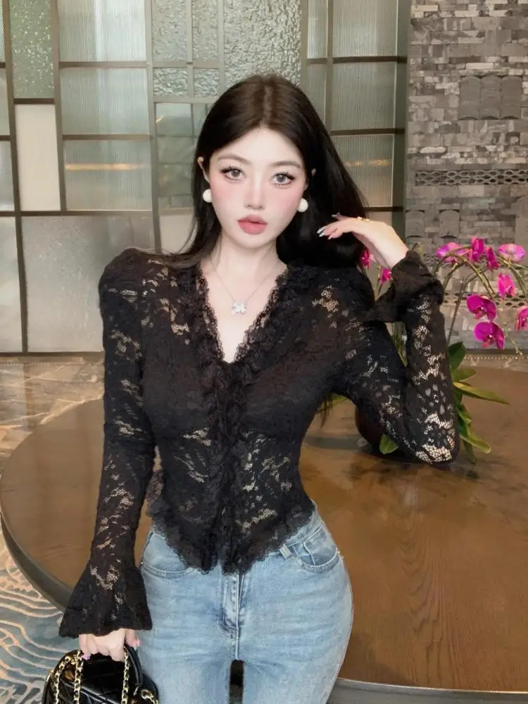 Spring Autumn Women Black Ruffle Edge Short Tops 2024 New Vintage Fashion White V-neck Lace Blouse French Red Long Sleeve Shirt
Spring Autumn Women Black Ruffle Edge Short Tops 2024 New Vintage Fashion White V-neck Lace Blouse French Red Long Sleeve Shirt