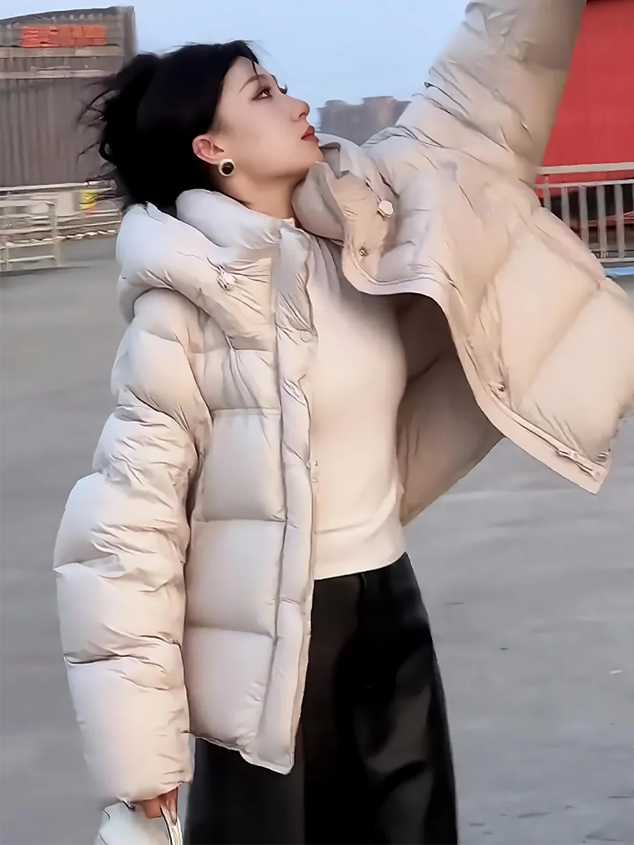 Женская короткая белая пуховая куртка с капюшоном на шнурке, теплая, модная, зимняя, для повседневной носки, со съемным капюшоном
Женская короткая белая пуховая куртка с капюшоном на шнурке, теплая, модная, зимняя, для повседневной носки, со съемным капюшоном