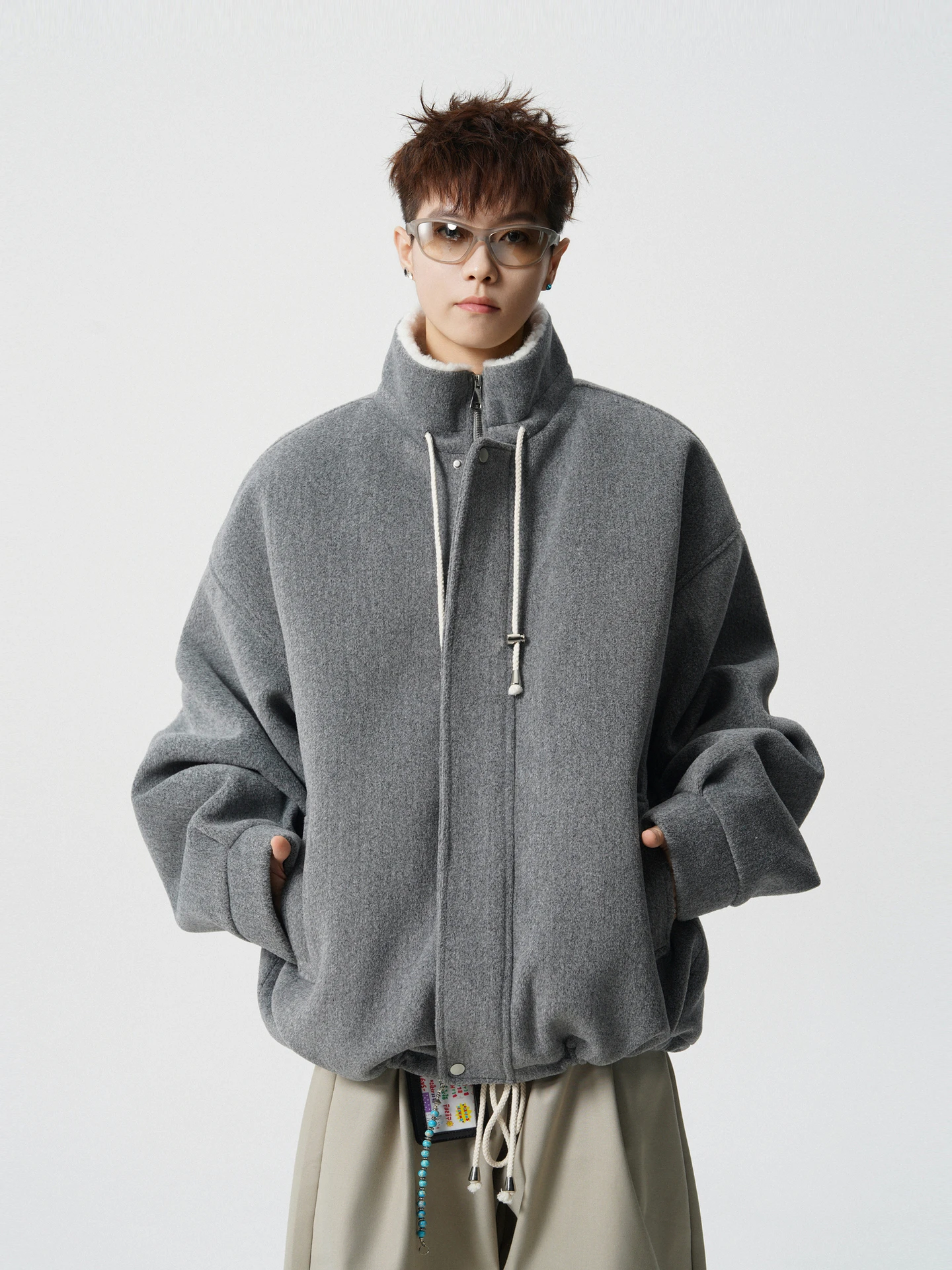 Утепленная зимняя куртка из шерстяного материала в стиле ретро от модного бренда, с воротником-стойкой, хлопковая, повседневная, свободного кроя, теплая, с длинными рукавами, на молнии.
Утепленная зимняя куртка из шерстяного материала в стиле ретро от модного бренда, с воротником-стойкой, хлопковая, повседневная, свободного кроя, теплая, с длинными рукавами, на молнии.