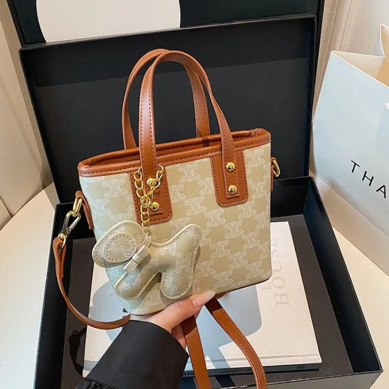 Stylish Retro Underarm Bag Female Casual Travel Bag 2025 New Model Elegant Versatile Chic Exquisite Practical Daily Use
Stylish Retro Underarm Bag Female Casual Travel Bag 2025 New Model Elegant Versatile Chic Exquisite Practical Daily Use