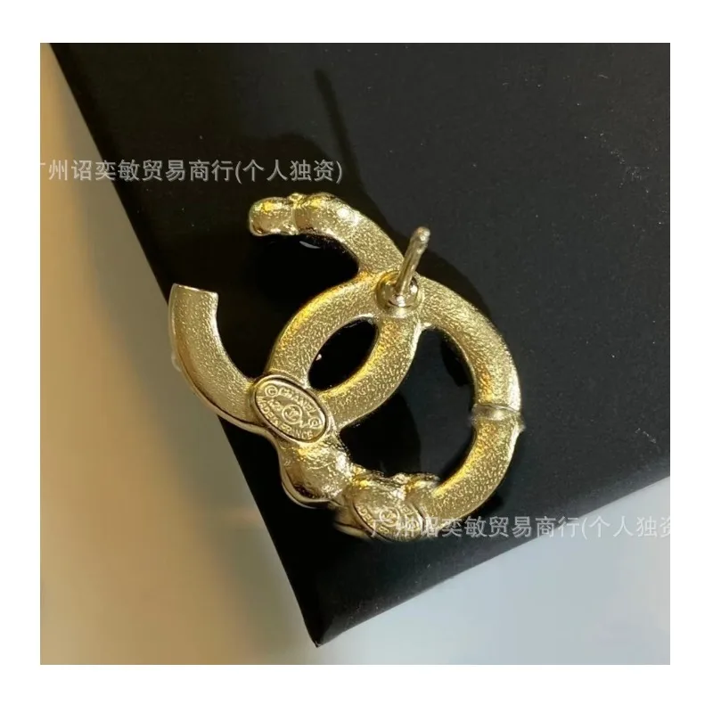 High Quality Real Shot Home Letter Double Size Pearl Diamond Stud Earrings Female Elegance Temperament Earrings
High Quality Real Shot Home Letter Double Size Pearl Diamond Stud Earrings Female Elegance Temperament Earrings