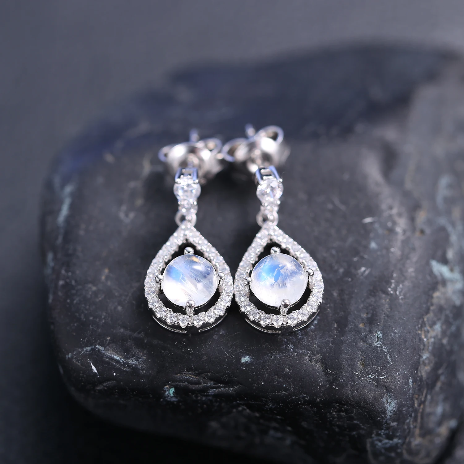 GEM'S BALLET Natural Milky Blue Moonstone Healing Crystal Dangle Earrings 925 Sterling Silver Earrings For Women Fine Jewelry
GEM'S BALLET Natural Milky Blue Moonstone Healing Crystal Dangle Earrings 925 Sterling Silver Earrings For Women Fine Jewelry