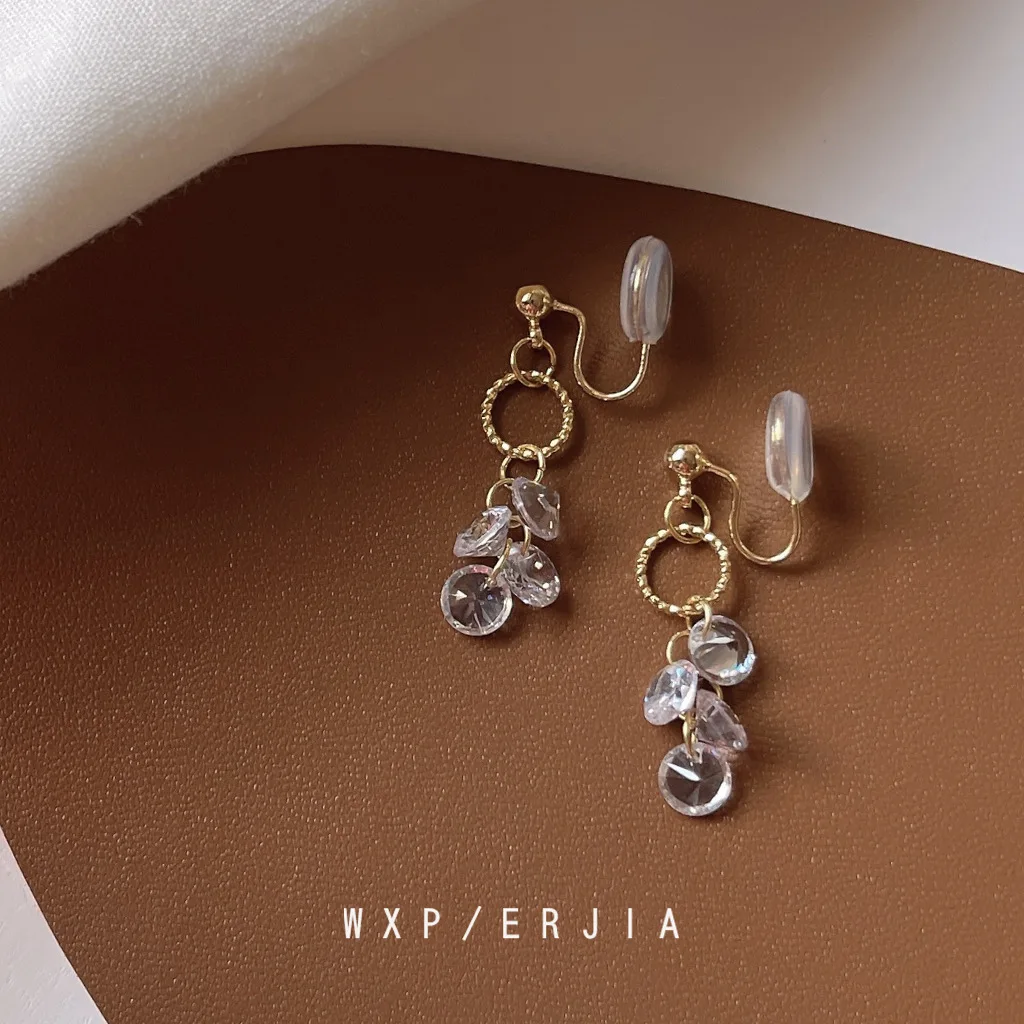 Real Giant Flash Mosquito Coil Ear Clip Electroplated 18K Zircon Grape String Earrings In Factory Earrings 0131
Real Giant Flash Mosquito Coil Ear Clip Electroplated 18K Zircon Grape String Earrings In Factory Earrings 0131