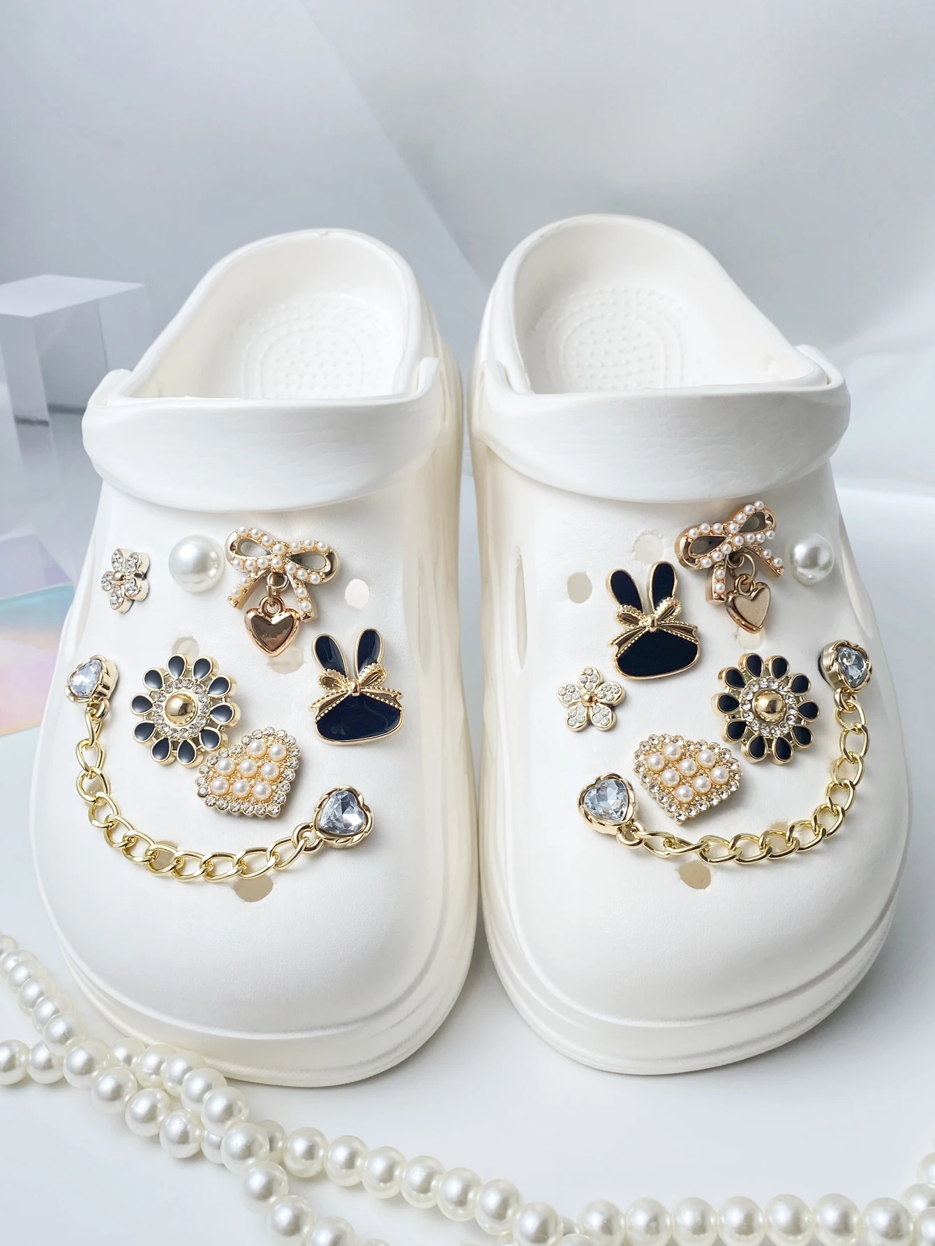 14 шт. аксессуаров для обуви (золотой бант из АБС-пластика с жемчугом, сострадание, золотое сверление и цепочка из АБС-пластика, цветы любви, черный кролик)
14 шт. аксессуаров для обуви (золотой бант из АБС-пластика с жемчугом, сострадание, золотое сверление и цепочка из АБС-пластика, цветы любви, черный кролик)