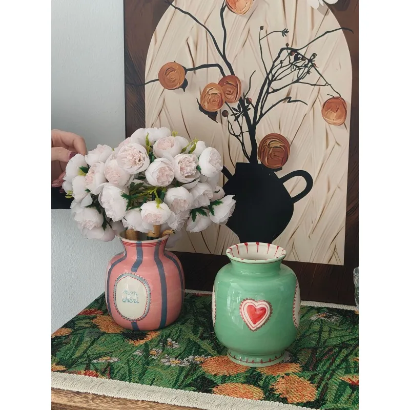 hand-painted stripes, simple style, small vase in hand, ceramic restaurant decoration ornaments
hand-painted stripes, simple style, small vase in hand, ceramic restaurant decoration ornaments