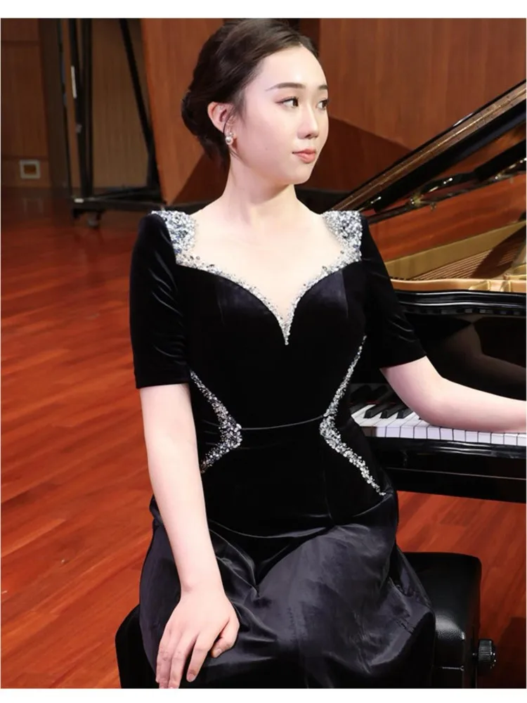 Black piano playing host banquet evening art examination elegant and grand performance dress
Black piano playing host banquet evening art examination elegant and grand performance dress
