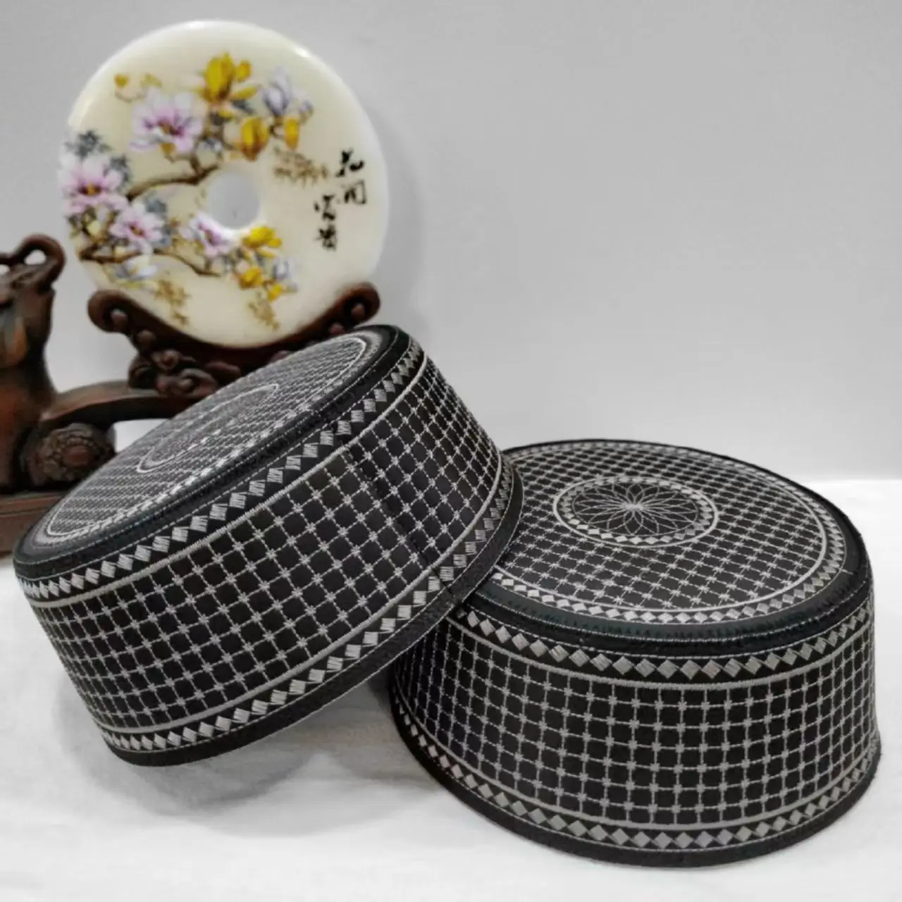 Prayer Caps for Men Wtih Embroideries Coffee Eid Prayer Hats Kufi Elegant Saudi Islam Beanet Clothing Flat-topped Ethnic Hat
Prayer Caps for Men Wtih Embroideries Coffee Eid Prayer Hats Kufi Elegant Saudi Islam Beanet Clothing Flat-topped Ethnic Hat