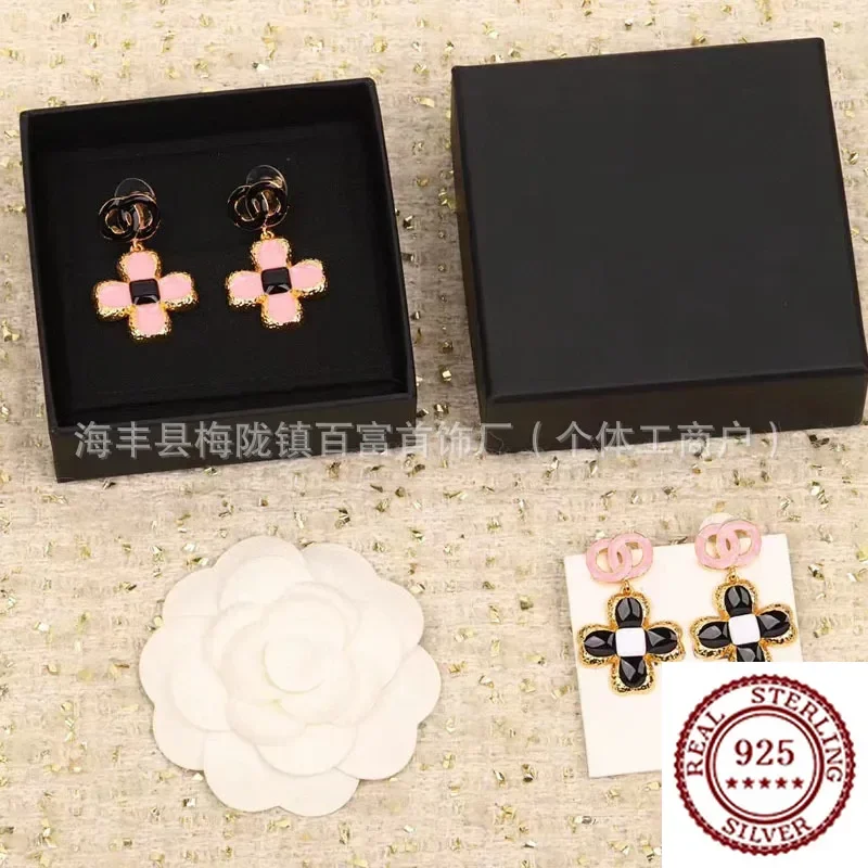 2025 New Trendy DIY Sterling Silver Double C Lava Classic Pink Black Earrings Fashion Retro High End Earrings For Women
2025 New Trendy DIY Sterling Silver Double C Lava Classic Pink Black Earrings Fashion Retro High End Earrings For Women