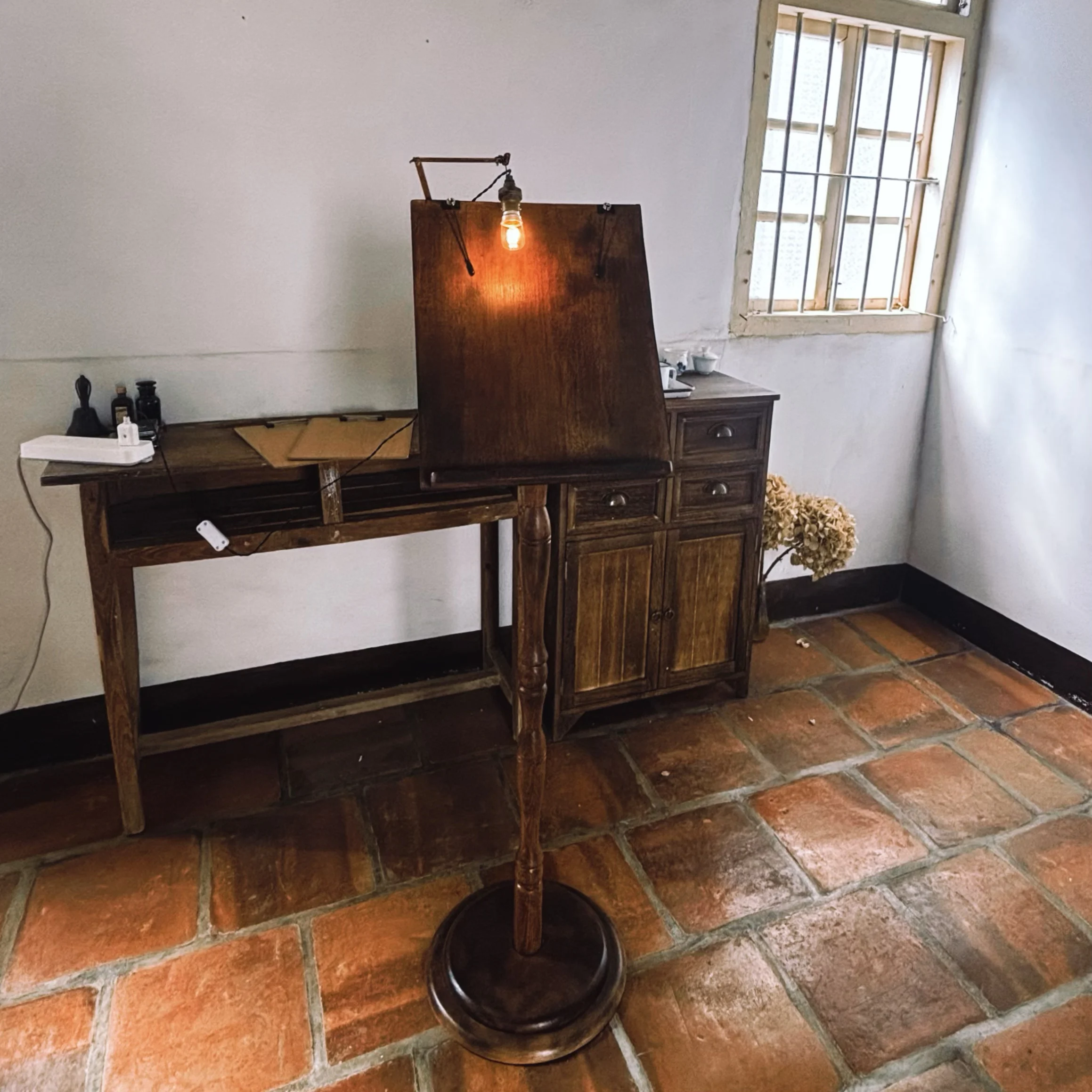Old wood solid wood sheet music stand desktop high-end floor magazine simple
Old wood solid wood sheet music stand desktop high-end floor magazine simple