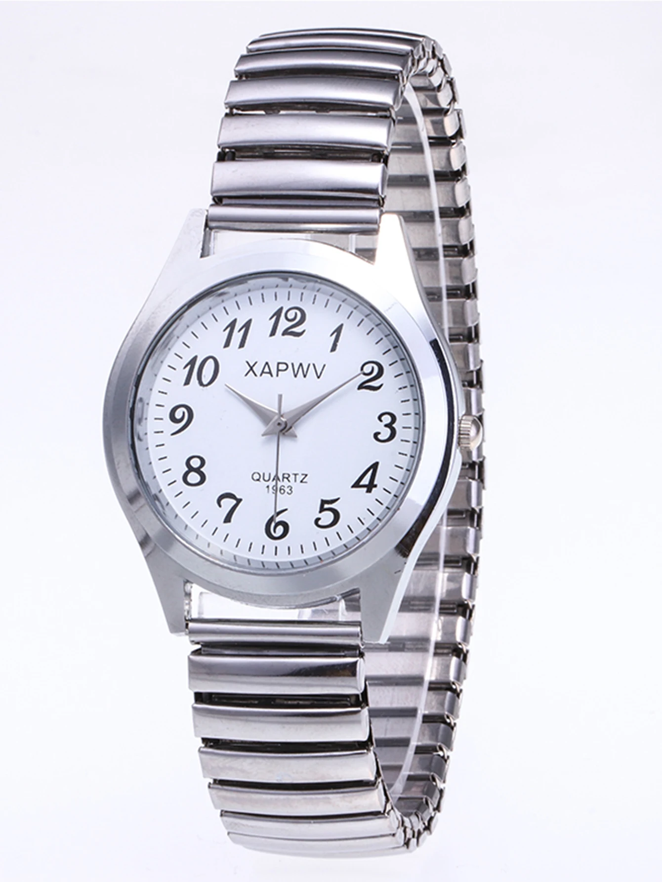 Классические кварцевые часы серебристого цвета с большим белым циферблатом и арабскими цифрами.
Классические кварцевые часы серебристого цвета с большим белым циферблатом и арабскими цифрами.