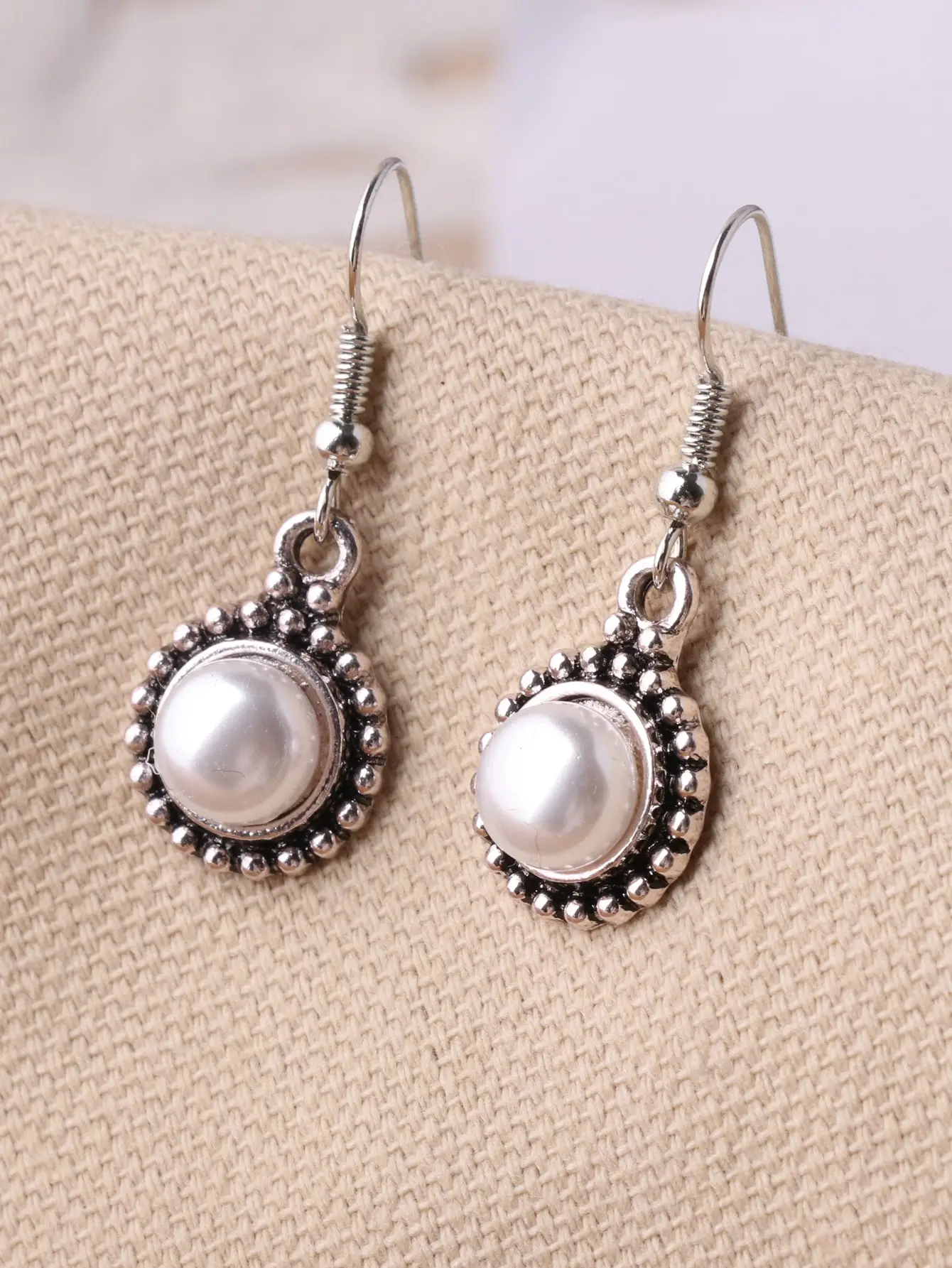 1 Pair Vintage Silver Tone Alloy Earrings With Imitated Pearl, Various Styles Available For Women
1 Pair Vintage Silver Tone Alloy Earrings With Imitated Pearl, Various Styles Available For Women