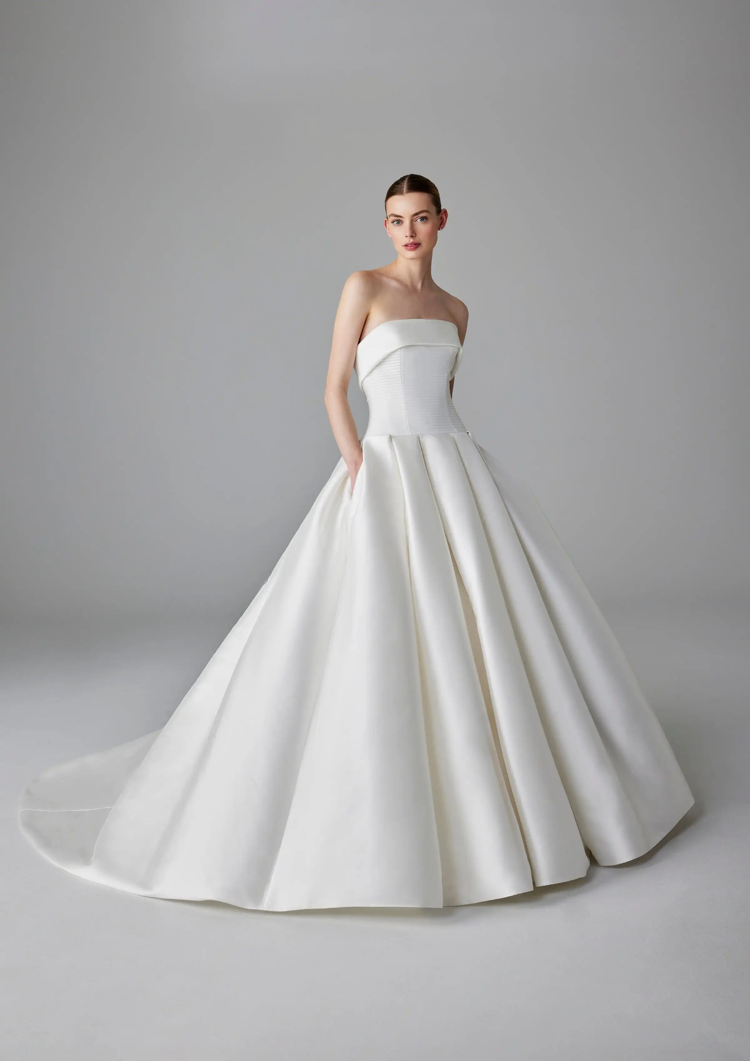 High Quality Satin Strapless A-line Wedding Dresses White Sleeveless Floor-Length Ruched Elegant Evening Dress Bridal Gowns
High Quality Satin Strapless A-line Wedding Dresses White Sleeveless Floor-Length Ruched Elegant Evening Dress Bridal Gowns