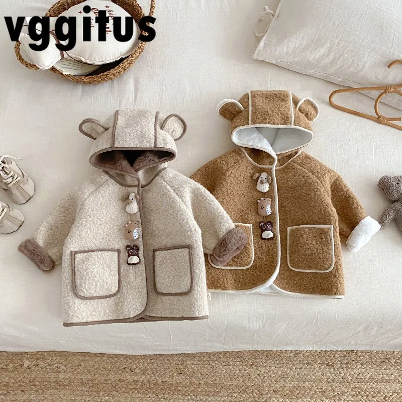 Новое осенне-зимнее флисовое пальто с капюшоном и медвежьими ушками для маленьких девочек и мальчиков, детская куртка на пуговицах с милыми животными, теплая плюшевая верхняя одежда B5106
Новое осенне-зимнее флисовое пальто с капюшоном и медвежьими ушками для маленьких девочек и мальчиков, детская куртка на пуговицах с милыми животными, теплая плюшевая верхняя одежда B5106