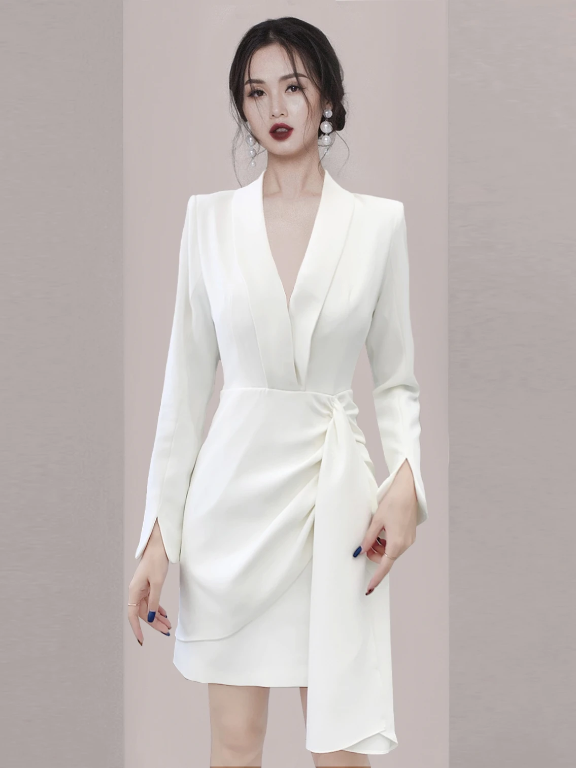 Весна 2026: Белое асимметричное модное платье из полиэстера с завышенной талией, длинным рукавом и глубоким V-образным вырезом для вечеринки в честь дня рождения
Весна 2026: Белое асимметричное модное платье из полиэстера с завышенной талией, длинным рукавом и глубоким V-образным вырезом для вечеринки в честь дня рождения