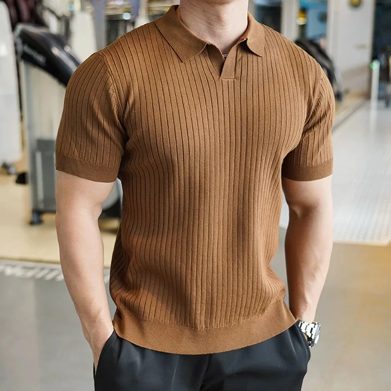 Полосатая трикотажная рубашка поло в британском стиле с v-образным вырезом, мужская повседневная деловая футболка из ледяного шелка с короткими рукавами, универсальные футболки из ледяного шелка
Полосатая трикотажная рубашка поло в британском стиле с v-образным вырезом, мужская повседневная деловая футболка из ледяного шелка с короткими рукавами, универсальные футболки из ледяного шелка