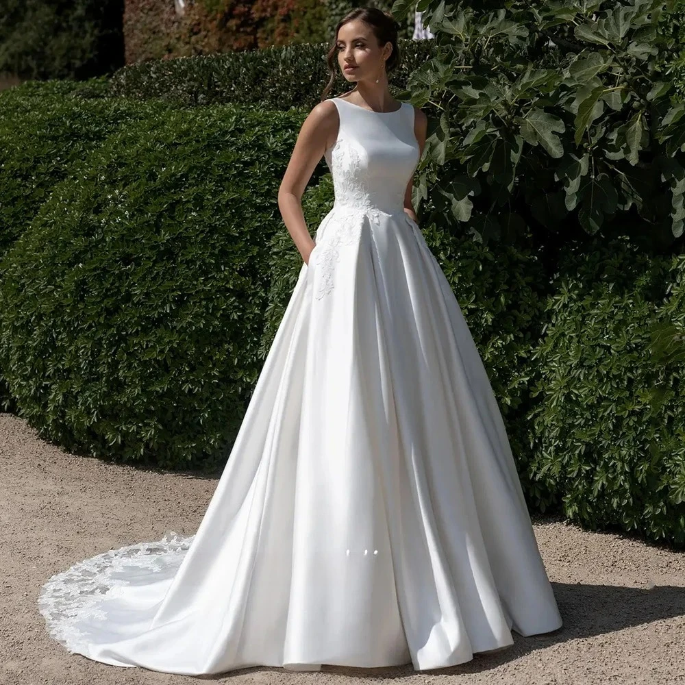 Simple Satin Wedding Dresses Customized Round Neck Applique Draped Sweep Train Bridal Gown Button Back Robe De Mariage
Simple Satin Wedding Dresses Customized Round Neck Applique Draped Sweep Train Bridal Gown Button Back Robe De Mariage