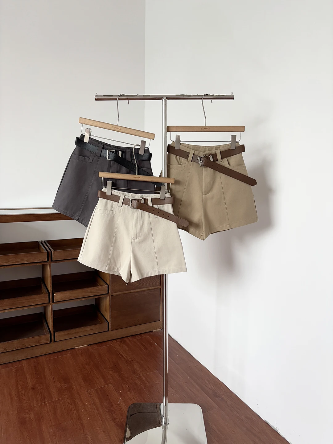 Retro High Waist Casual Shorts Women's Pure Color Versatile Wide Leg Pants Summer Commute Style Fashionable Slimming Effect
Retro High Waist Casual Shorts Women's Pure Color Versatile Wide Leg Pants Summer Commute Style Fashionable Slimming Effect