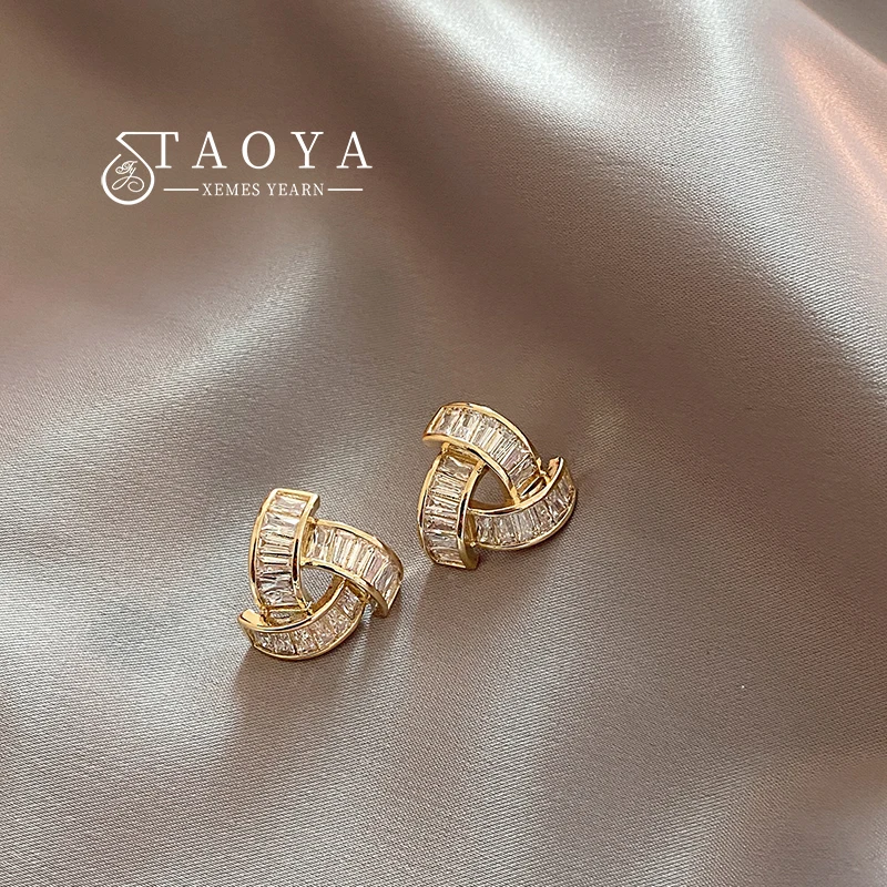 2025 New Design Shiny Zircon Inlaid Geometric Triangle Gold Color Earrings Luxury Accessories for Korean Fashion Jewelry Women
2025 New Design Shiny Zircon Inlaid Geometric Triangle Gold Color Earrings Luxury Accessories for Korean Fashion Jewelry Women