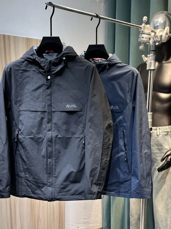 Мужская демисезонная новая куртка с капюшоном, свободного кроя, тонкая, повседневная, ветрозащитная, из полиэфирного волокна, с длинными рукавами, на молнии
Мужская демисезонная новая куртка с капюшоном, свободного кроя, тонкая, повседневная, ветрозащитная, из полиэфирного волокна, с длинными рукавами, на молнии