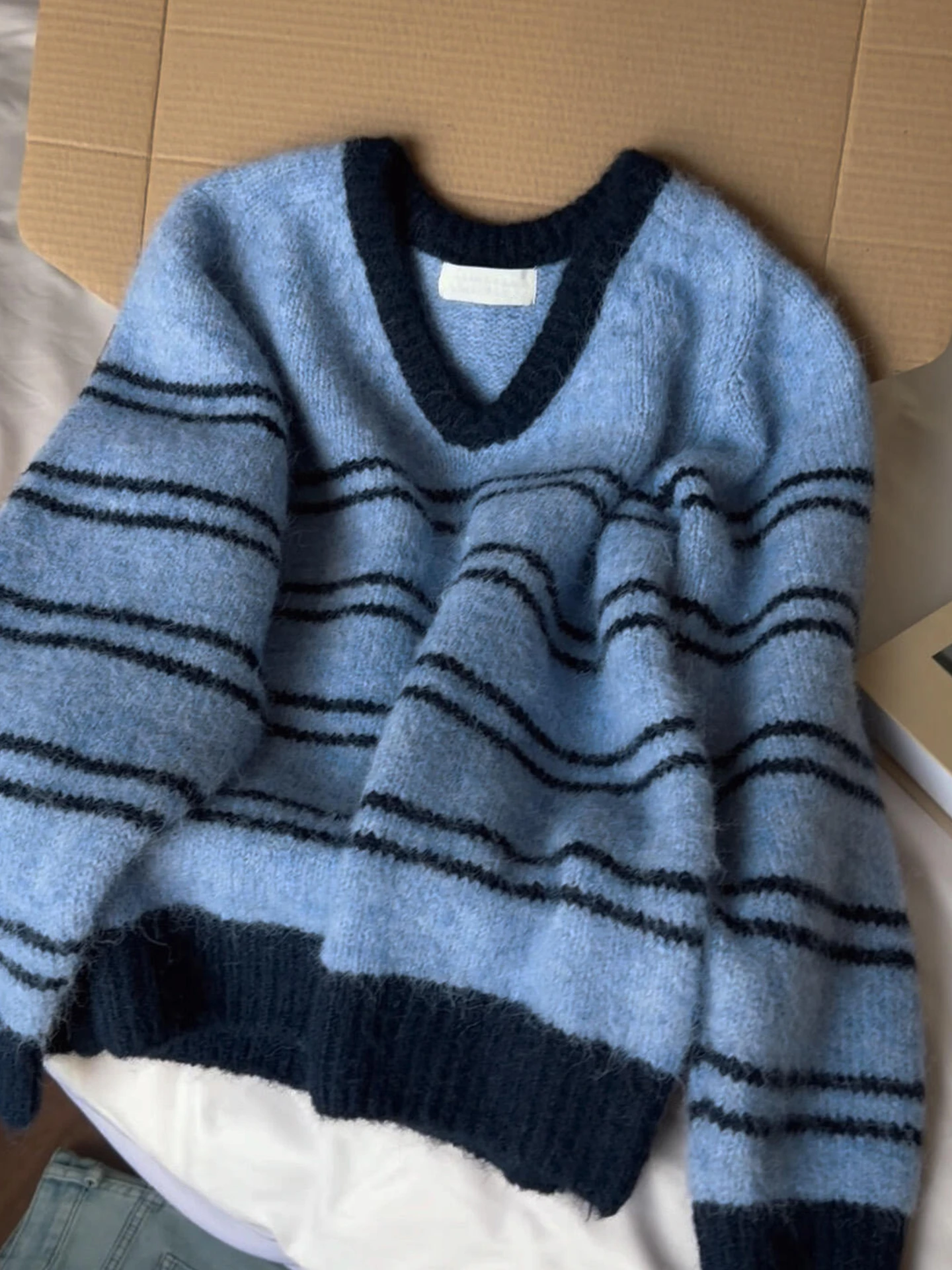 Синий вязаный свитер с V-образным вырезом в полоску для женщин, осенне-зимняя новинка, мягкий, уютный, для ношения под одеждой, свободный крой, длинный рукав
Синий вязаный свитер с V-образным вырезом в полоску для женщин, осенне-зимняя новинка, мягкий, уютный, для ношения под одеждой, свободный крой, длинный рукав