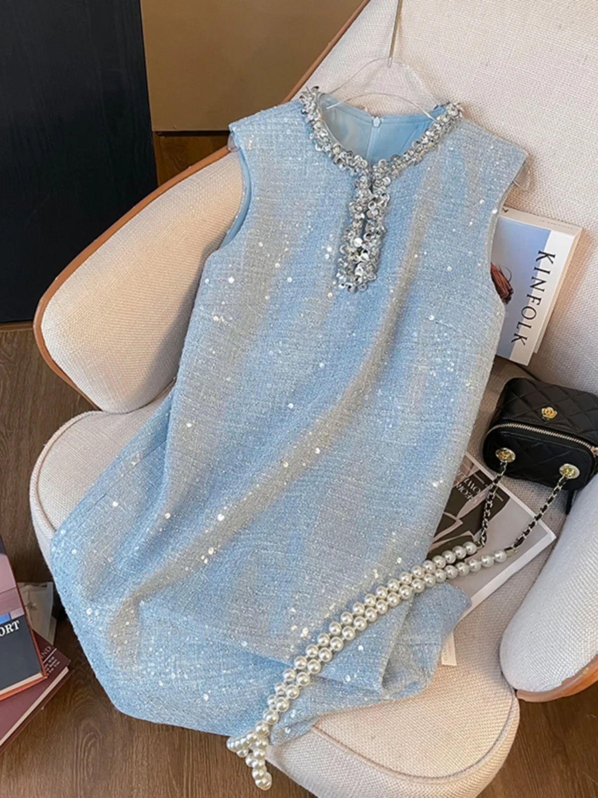 New sequined hollow out sleeveless dress with feminine style and coarse floral short
New sequined hollow out sleeveless dress with feminine style and coarse floral short
