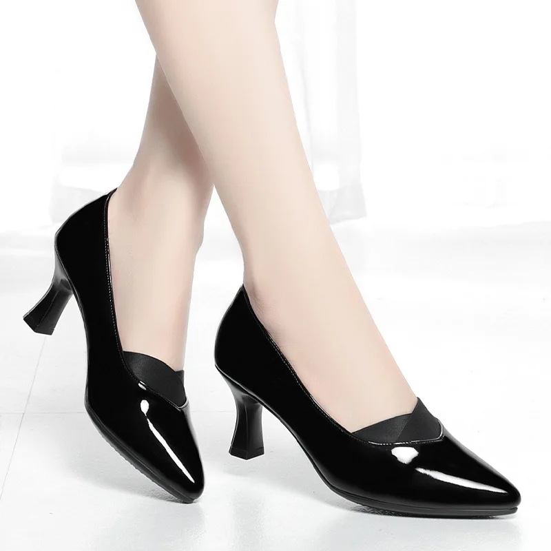 Spring 2024 New Arrival Fashion Women Comfort Low Heels Point Toe Patent Leather Dress Soft Sole Thin Heel Wedding Shoes Elegant
Spring 2024 New Arrival Fashion Women Comfort Low Heels Point Toe Patent Leather Dress Soft Sole Thin Heel Wedding Shoes Elegant