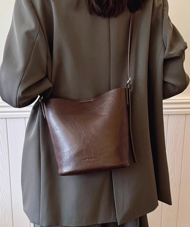 High-grade genuine leather bucket bag women's bag new large capacity shoulder messenger bag
High-grade genuine leather bucket bag women's bag new large capacity shoulder messenger bag
