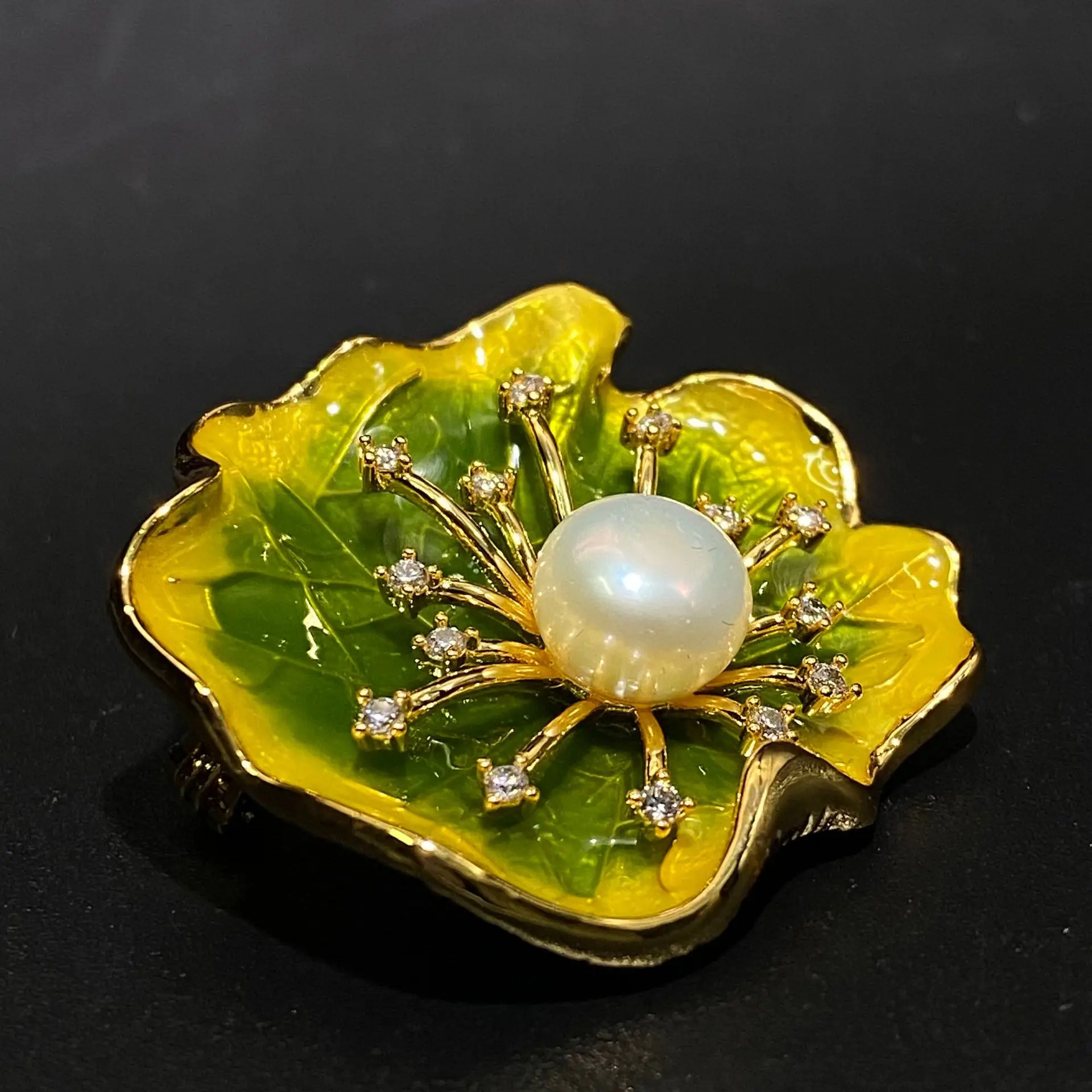 Natural freshwater pearl inlaid with simple temperament celebrity lotus leaf brooch niche fashion versatile
Natural freshwater pearl inlaid with simple temperament celebrity lotus leaf brooch niche fashion versatile