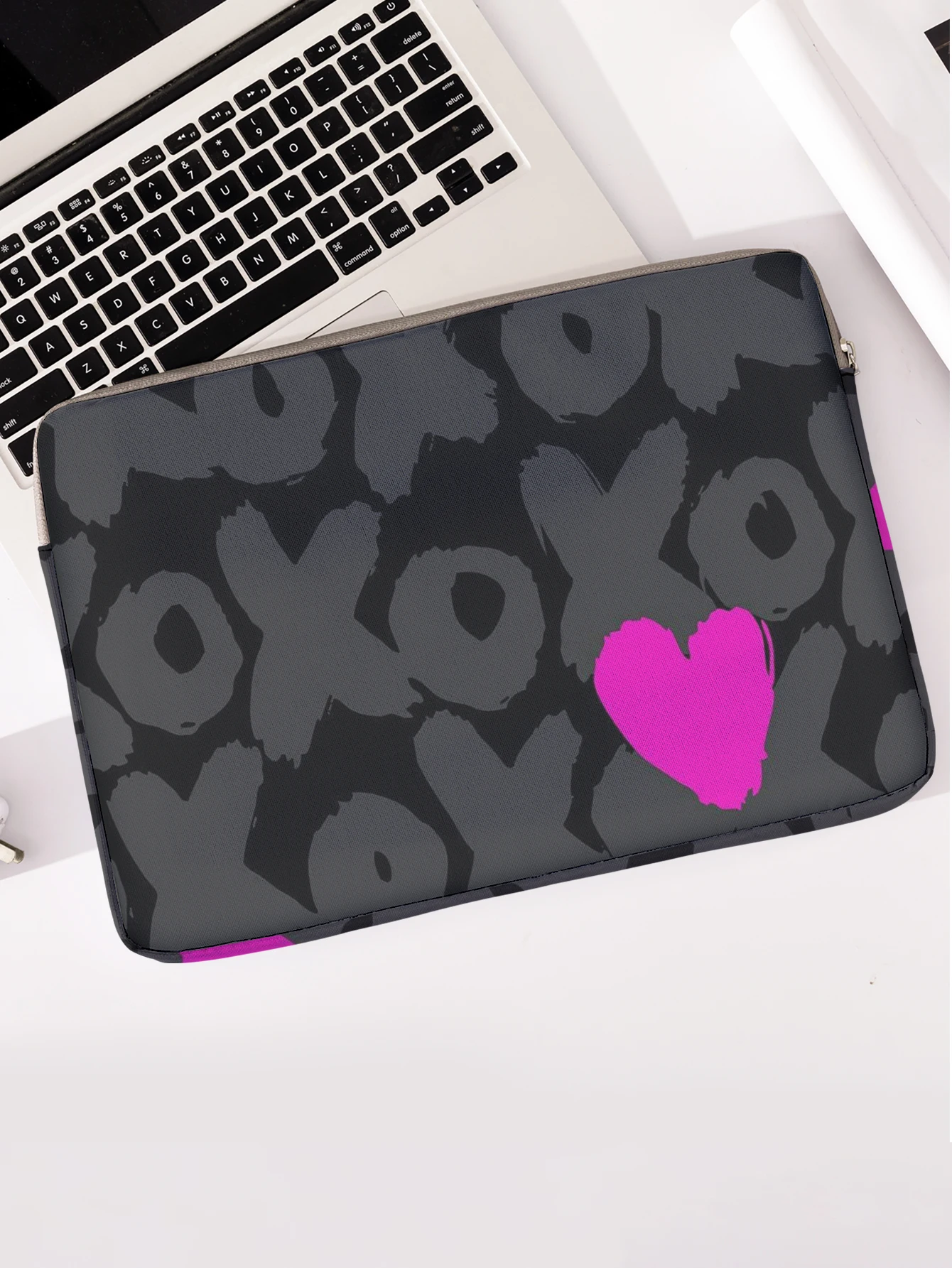 XO Pattern Hot Pink Heart Print Laptop Sleeve Bag For 14 Inch Notebook Computer
XO Pattern Hot Pink Heart Print Laptop Sleeve Bag For 14 Inch Notebook Computer