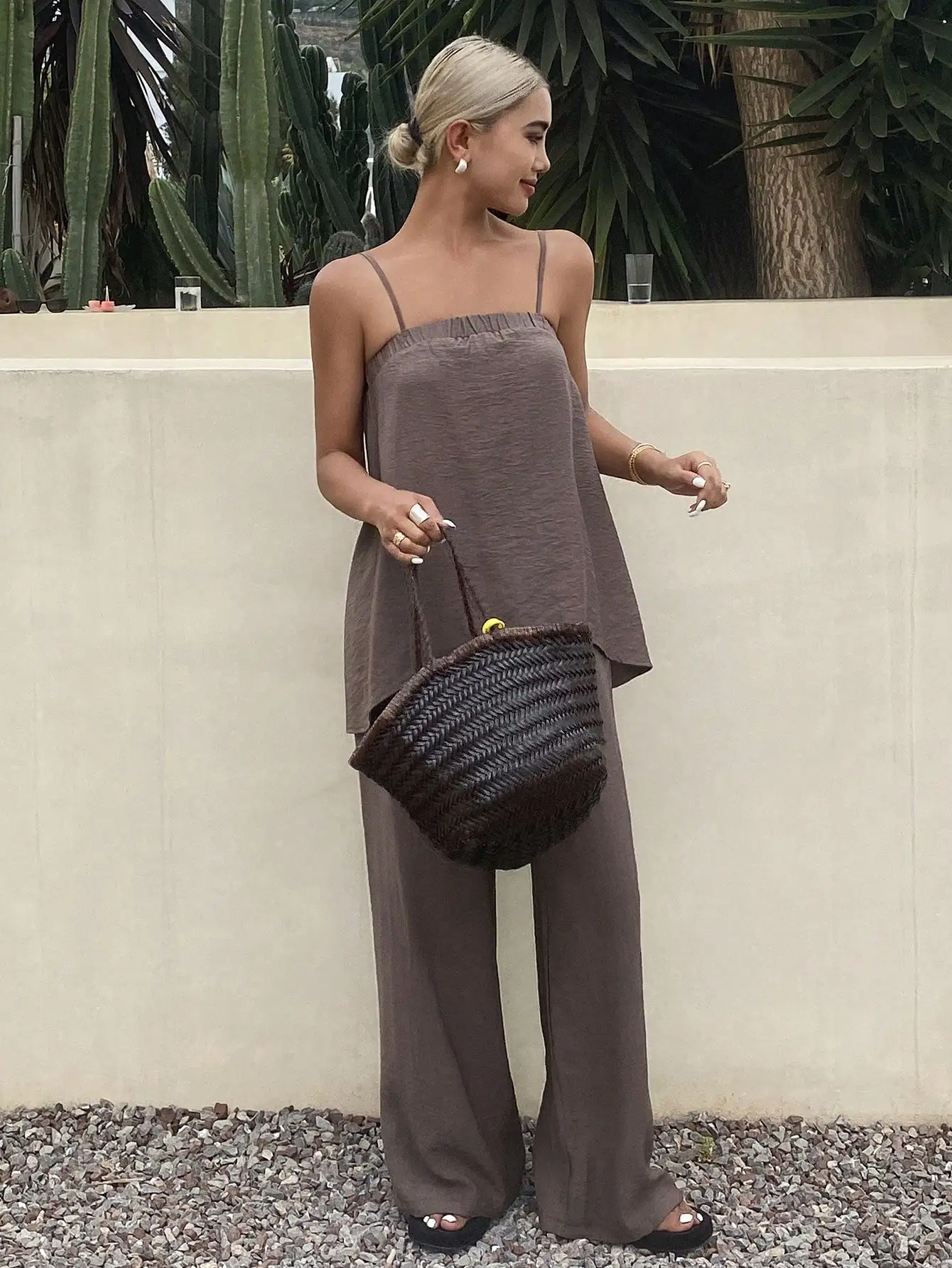 Летний женский комплект из 2 предметов: однотонная повседневная одежда для отдыха с широкими брюками и топом на тонких бретелях
Летний женский комплект из 2 предметов: однотонная повседневная одежда для отдыха с широкими брюками и топом на тонких бретелях