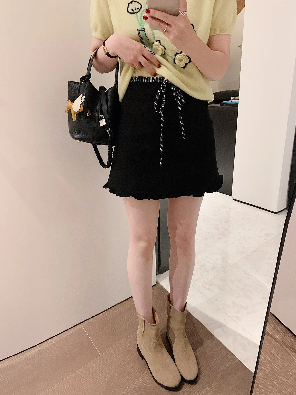 Удобная корейская короткая юбка А-силуэта с высокой талией, в клетку, с деревянным декором, для женщин
Удобная корейская короткая юбка А-силуэта с высокой талией, в клетку, с деревянным декором, для женщин