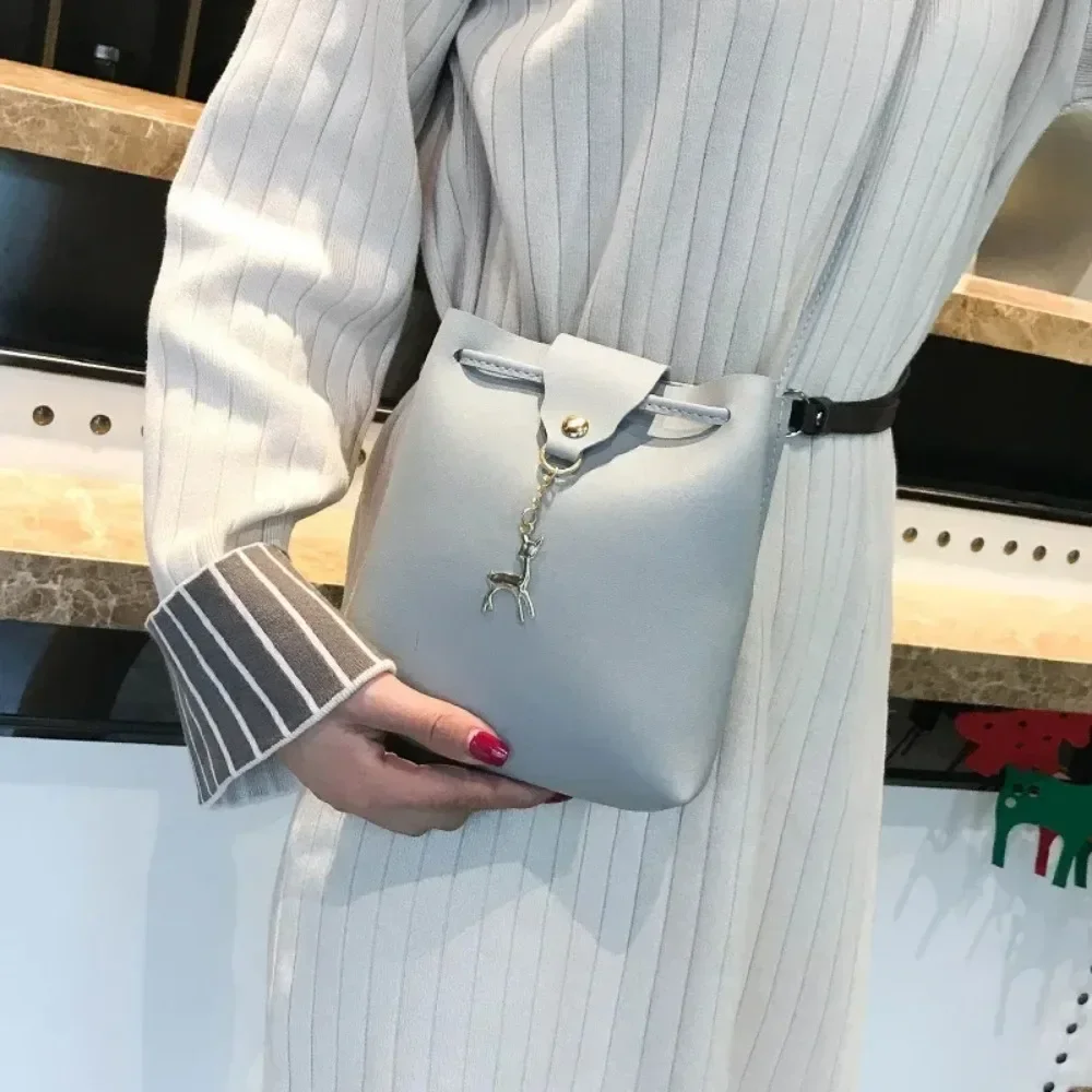 Vintage Deer Tassel Crossbody Bucket Bag PU Leather Luxury Female Shoulder Drawstring Bag Solid Fawn Crossbody Messenger Handbag
Vintage Deer Tassel Crossbody Bucket Bag PU Leather Luxury Female Shoulder Drawstring Bag Solid Fawn Crossbody Messenger Handbag