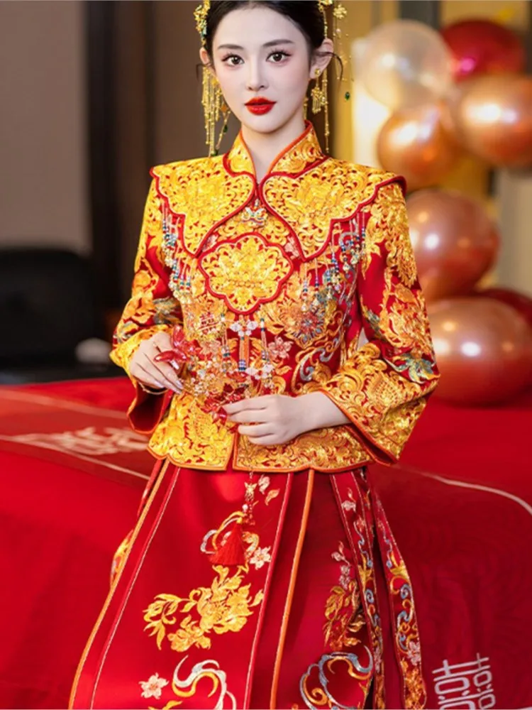 Wedding dress Chinese-style bride's dragon and phoenix toasting
Wedding dress Chinese-style bride's dragon and phoenix toasting