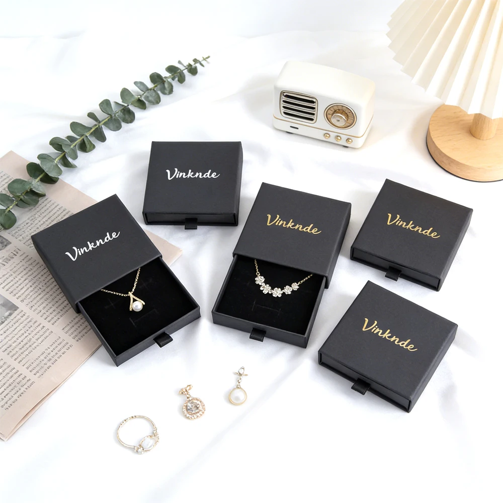 24/50/100 шт. Роскошные черные шкатулки для украшений с выдвижными ящиками, с возможностью нанесения логотипа, премиум-класса, для хранения колец, серег, брошей, ожерелий, с бархатным покрытием внутри
24/50/100 шт. Роскошные черные шкатулки для украшений с выдвижными ящиками, с возможностью нанесения логотипа, премиум-класса, для хранения колец, серег, брошей, ожерелий, с бархатным покрытием внутри