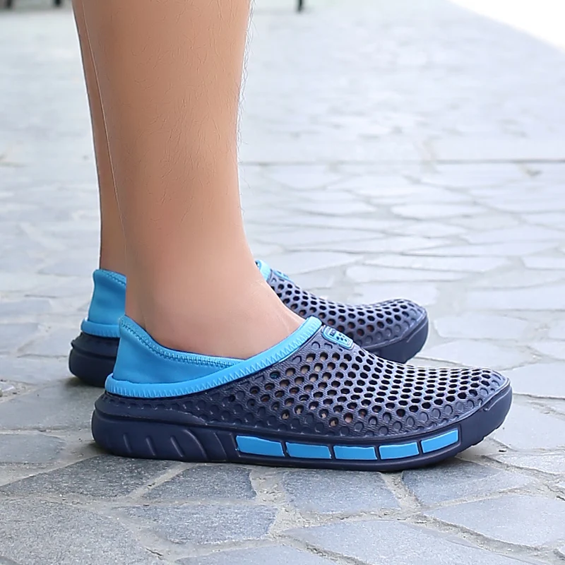 Обувь для водителя, мягкая трендовая уличная пляжная обувь, легкие нескользящие мужские тапочки, летние сандалии для мужчин, трендовые
Обувь для водителя, мягкая трендовая уличная пляжная обувь, легкие нескользящие мужские тапочки, летние сандалии для мужчин, трендовые